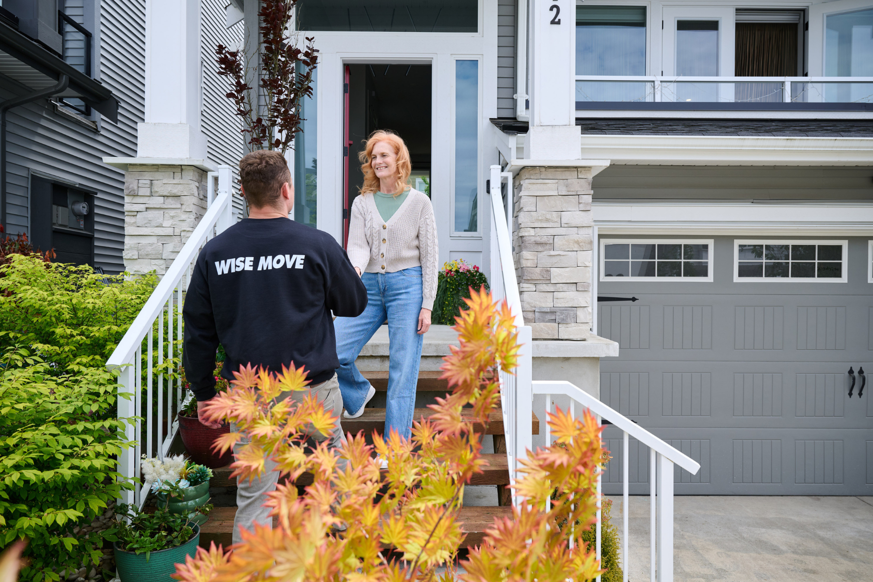 Woman meeting a Wise Move moving team