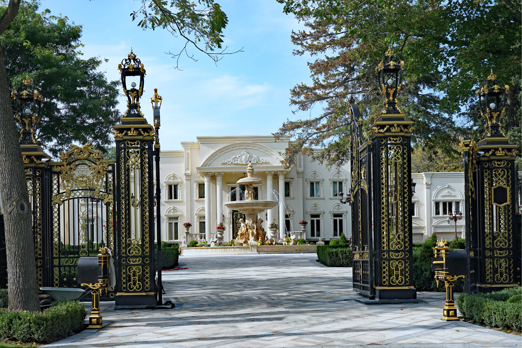 The Bridle Path area has large gated estates, and some of the mansions are modelled after European palaces
